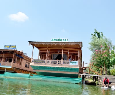 https://imgcld.yatra.com/ytimages/image/upload/t_hotel_yatra_city_desktop/v1441196544/Domestic Hotels/Hotels_Srinagar/Anarkali Houseboat/anarkali_35.jpg